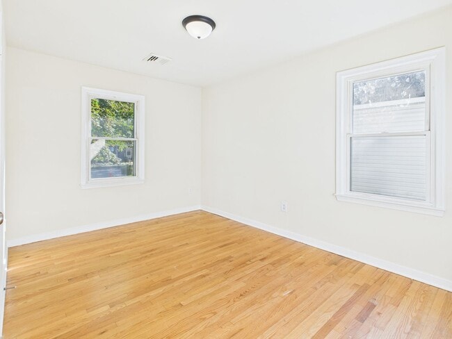 Building Photo - 818 Winnetka Ave