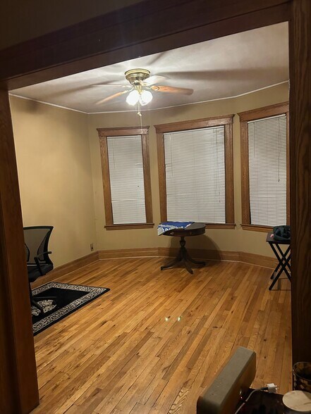 Building Photo - 1075 Lakepointe St