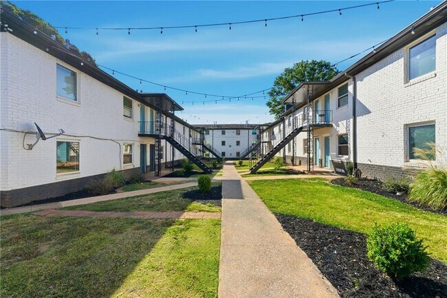 Building Photo - 558 College St