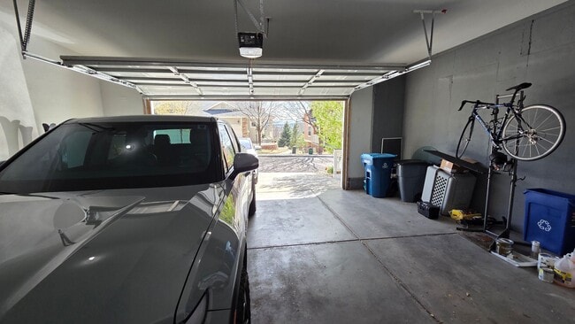 Building Photo - Modern 4 Bedroom 5 Bath Townhome - With Lots of Natural Light and Great Views!