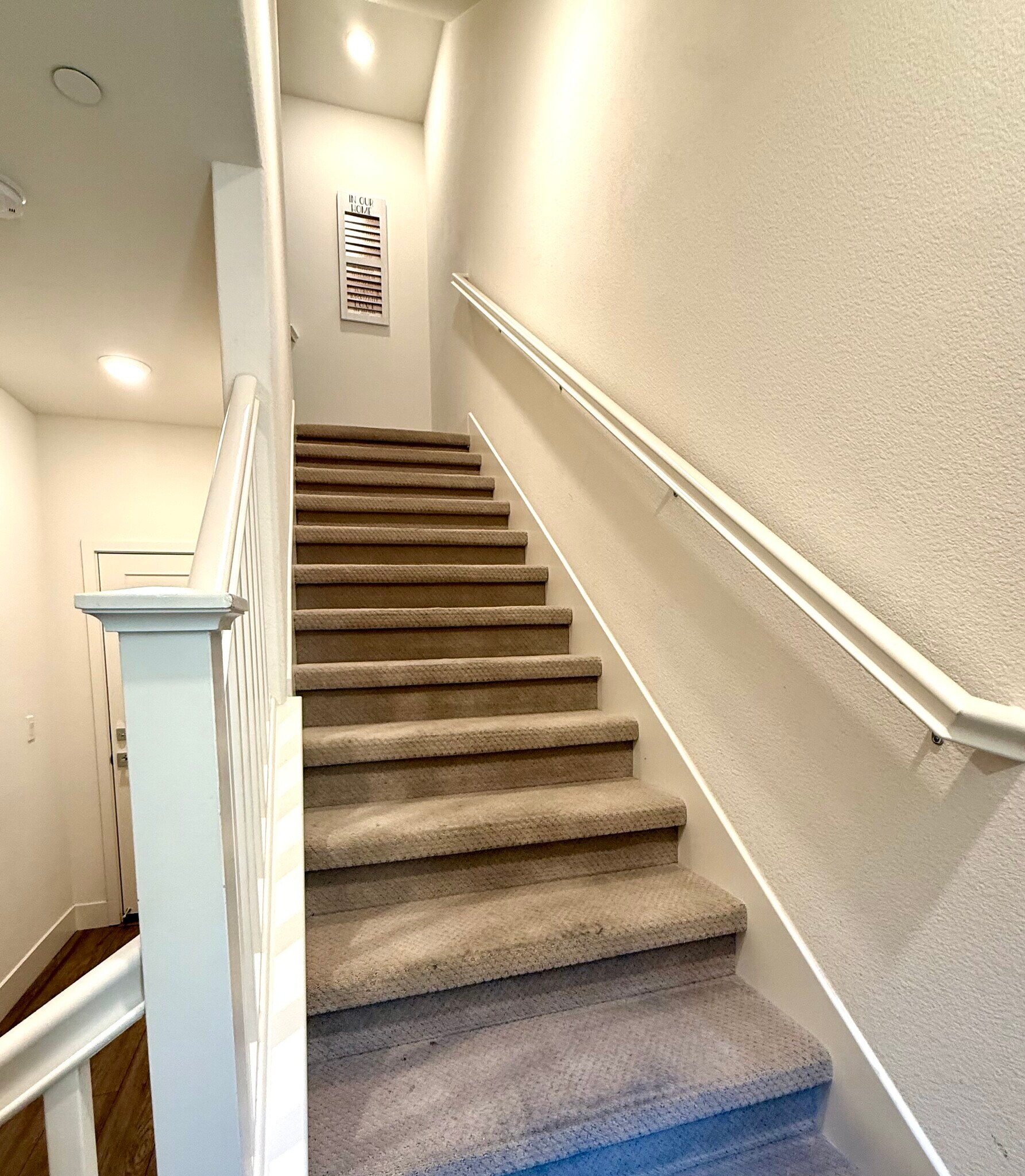 Building Photo - 204 Plum Tree St