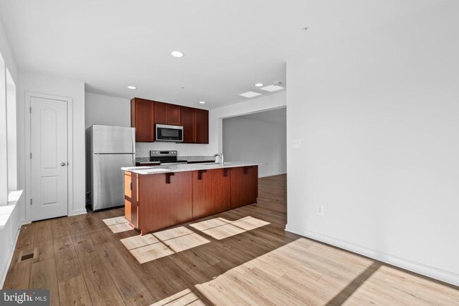 Building Photo - 467 Peleton St