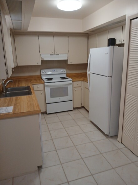 Building Photo - 406 Red Coat Ln