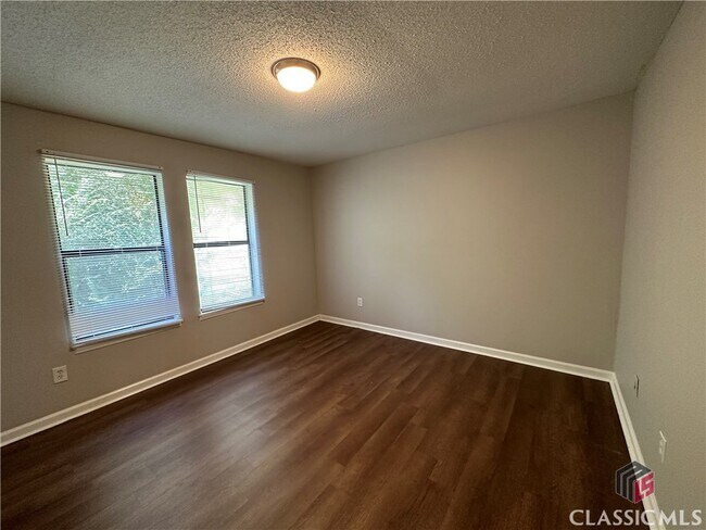 Building Photo - 120 Pinehurst Ct