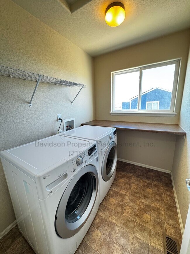 Building Photo - 5 Bedroom House in Security-Widefield with Stunning Views of Pikes Peak