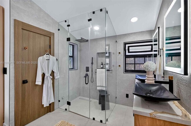 Building Photo - 800 NE 97th St