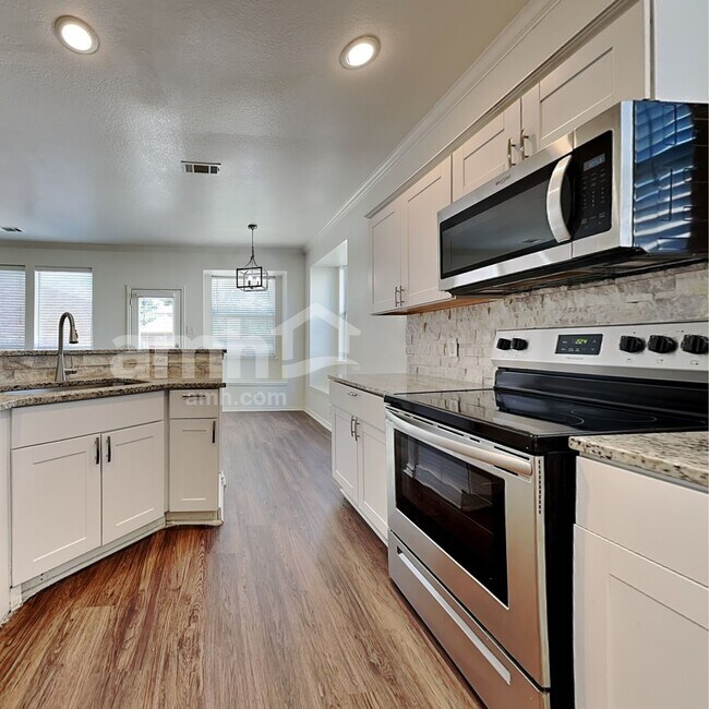 Building Photo - 1745 Cresthill Dr