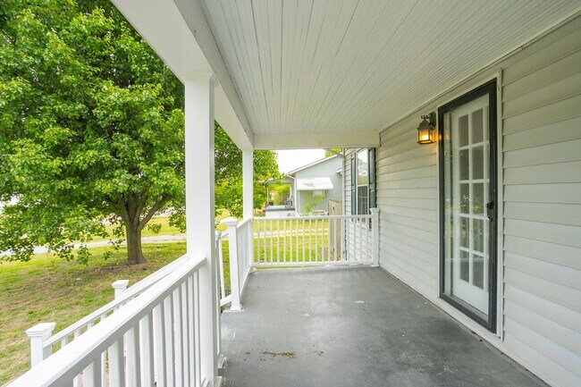 Building Photo - Lovely Home in Old Hickory