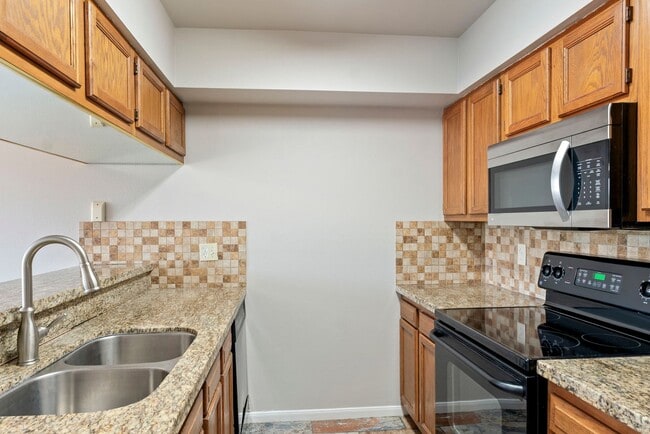 Building Photo - Waterfront Townhome in Elkins Lake