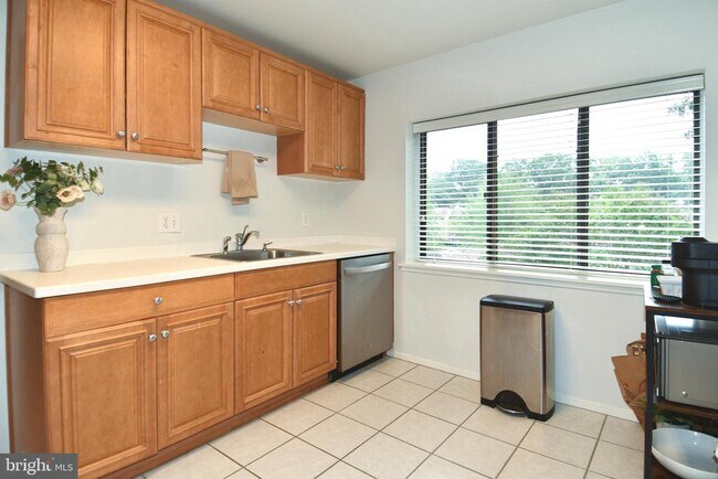Building Photo - 1672 Parkcrest Cir