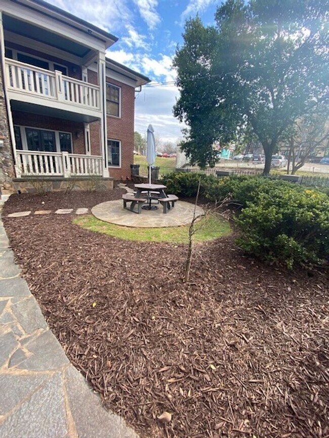 Building Photo - Excellent location, amazing upgrades and great price!