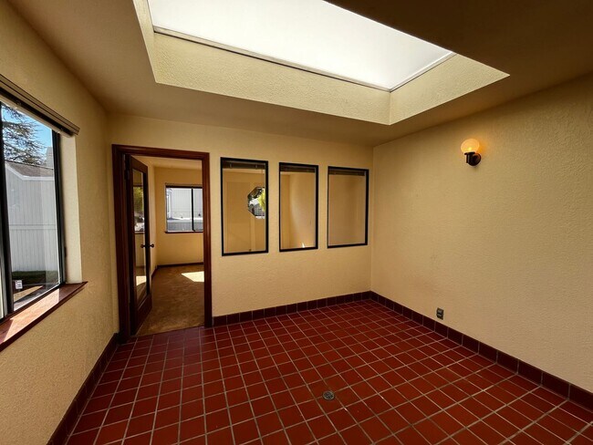 Building Photo - Charming Santa Cruz Townhouse: 3 Beds, 2.5...