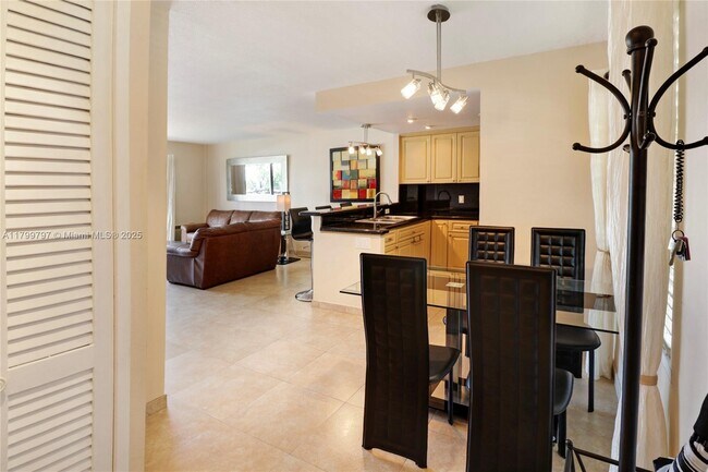 Building Photo - 220 Kings Point Dr