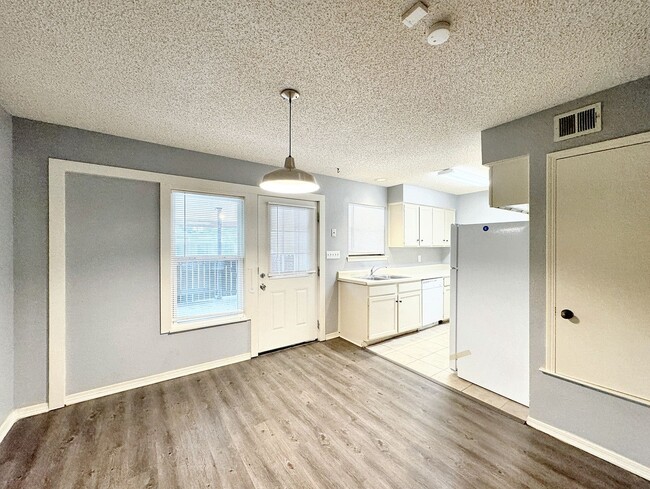 Building Photo - Cozy Townhome in Vista View