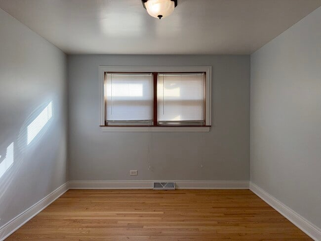 Building Photo - 9013 S Kingston Ave