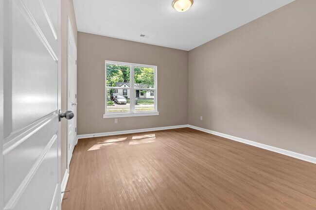 Building Photo - 557 Lundee St