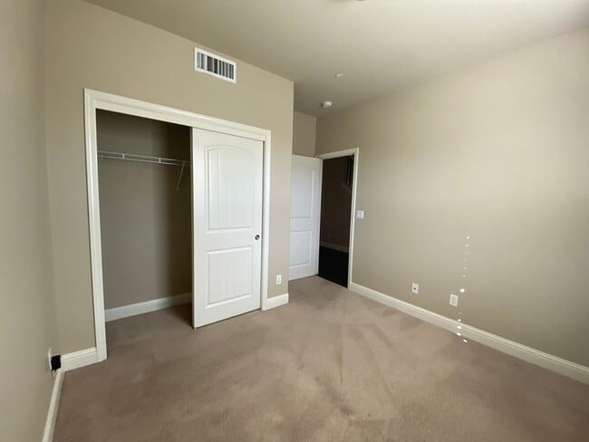Building Photo - Beautiful 2 story Home in gated community ...