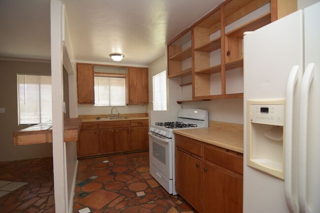 Building Photo - Charming 3 Bedroom 2 Bath House! Central T...