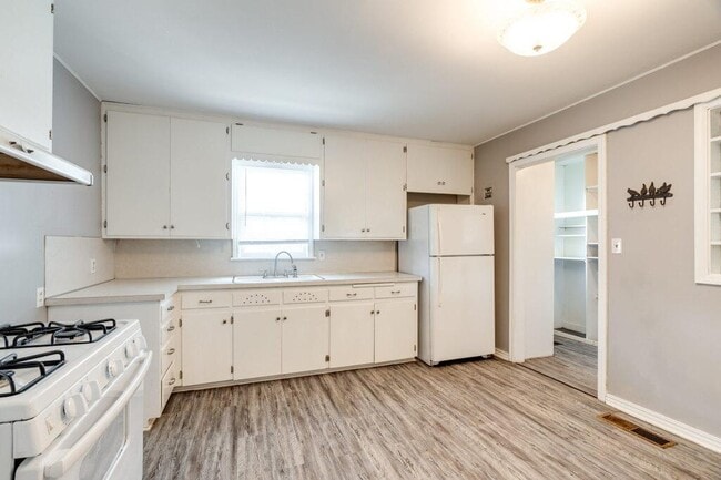 Building Photo - 5228 N Hudson Ave