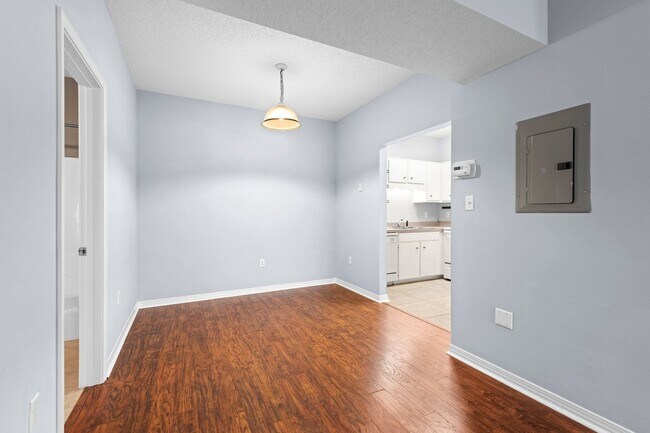 Building Photo - Great 1 Bedroom Unit at the Oaks!