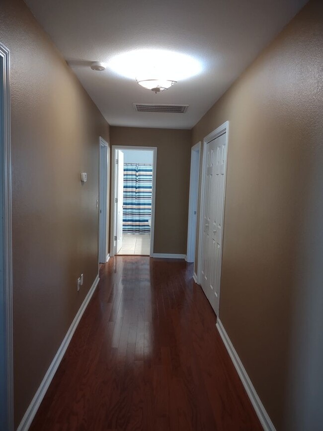 Building Photo - Outstanding FIVE Bedroom Home in Northeast Columbia!