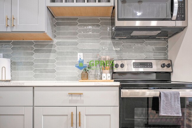 Building Photo - Furnished Elegant 3-Bedroom, 2.5 Bath Home with Hardwood Floors & Central A/C