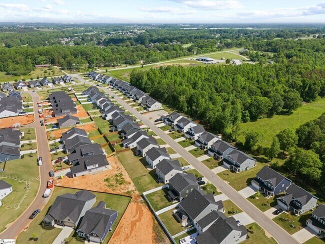 Building Photo - 680 Lady Fern Dr