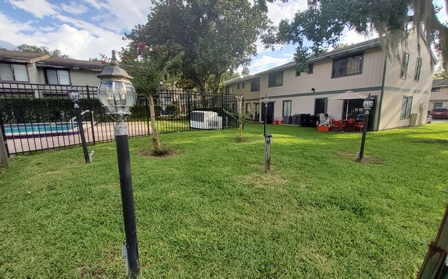 Building Photo - 2300 SW 43rd St
