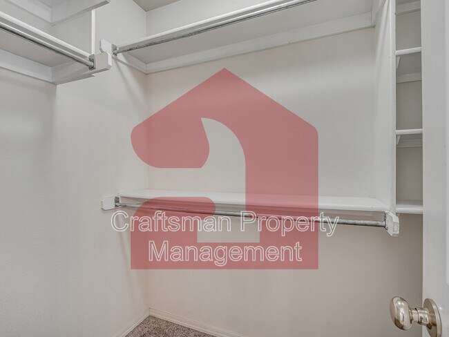 Building Photo - 2707 Silvertree Dr