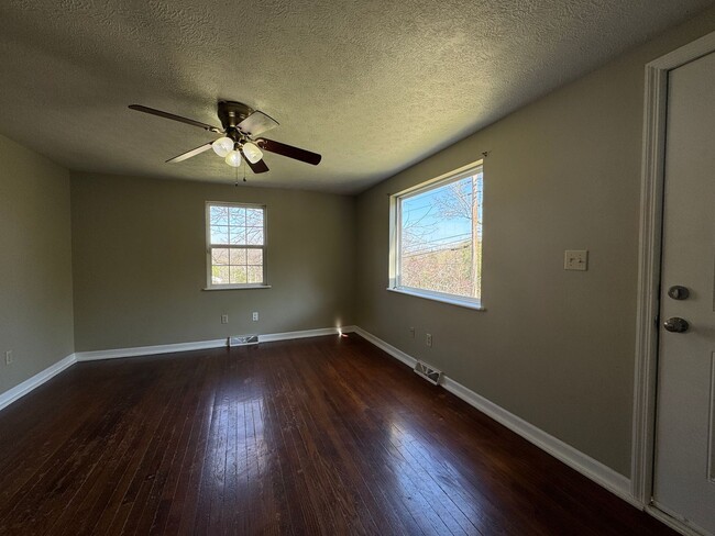 Building Photo - Cozy 2 Bedroom 1 Bathroom Home Nestled in ...