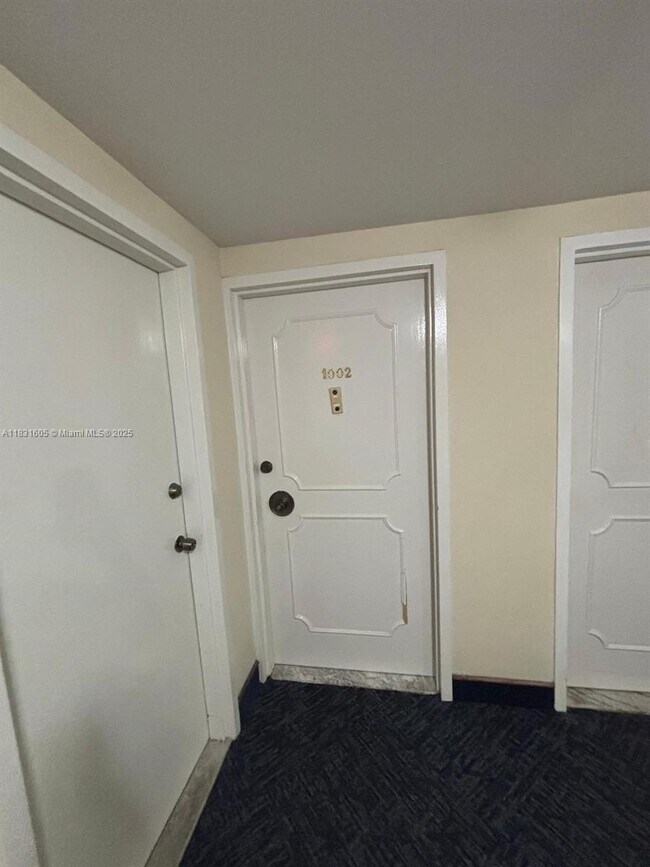 Building Photo - 999 Brickell Bay Dr
