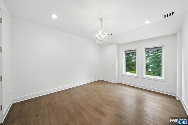 Building Photo - 44 Floral Terrace