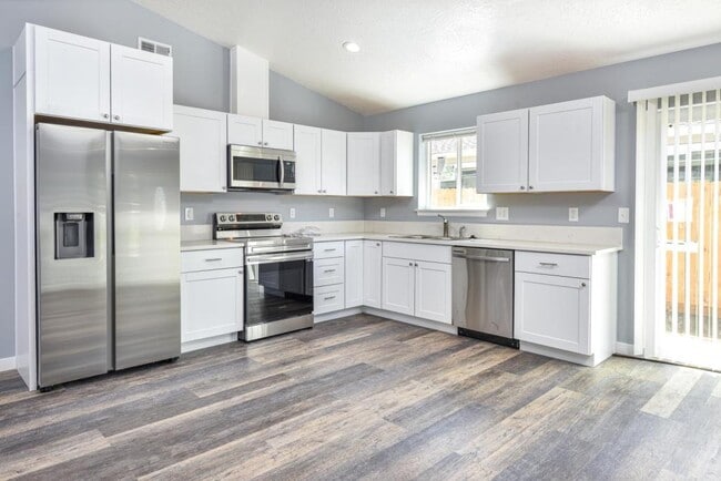 Building Photo - 1735 SE Jefferson St