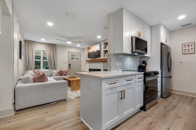 Building Photo - 2412 Surrey St