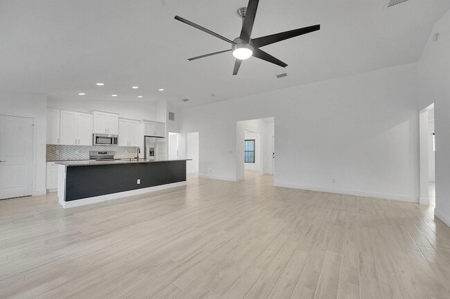 Building Photo - 226 SW Starfish Ave