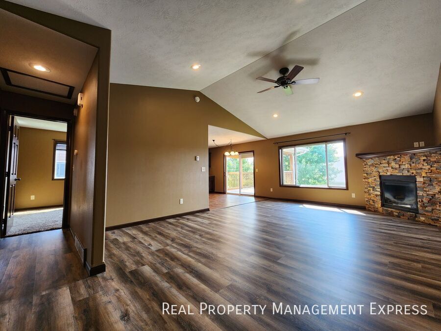 Building Photo - Modern 4 Bedroom 2 Bathroom Twin-Home in Tea