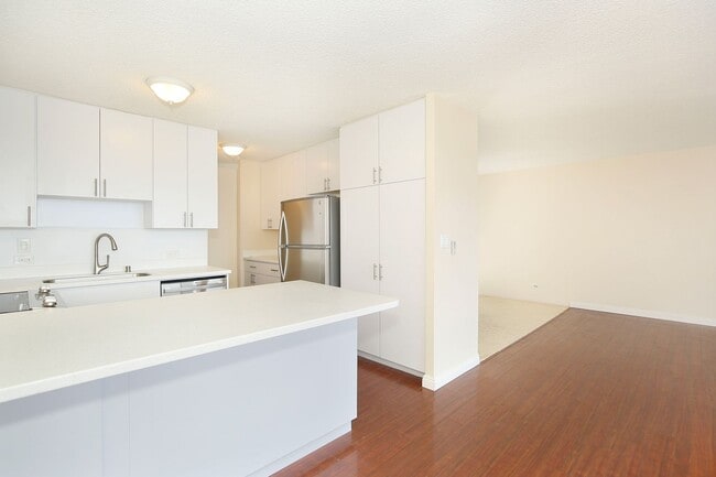 Building Photo - Renovated Kahala Towers-3 bedroom, 2 bath,...