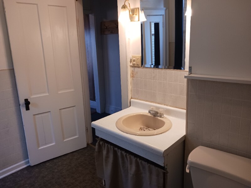 Building Photo - 721 W Main St