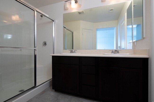 Building Photo - Spacious Two Bedroom Townhouse in Imperial...