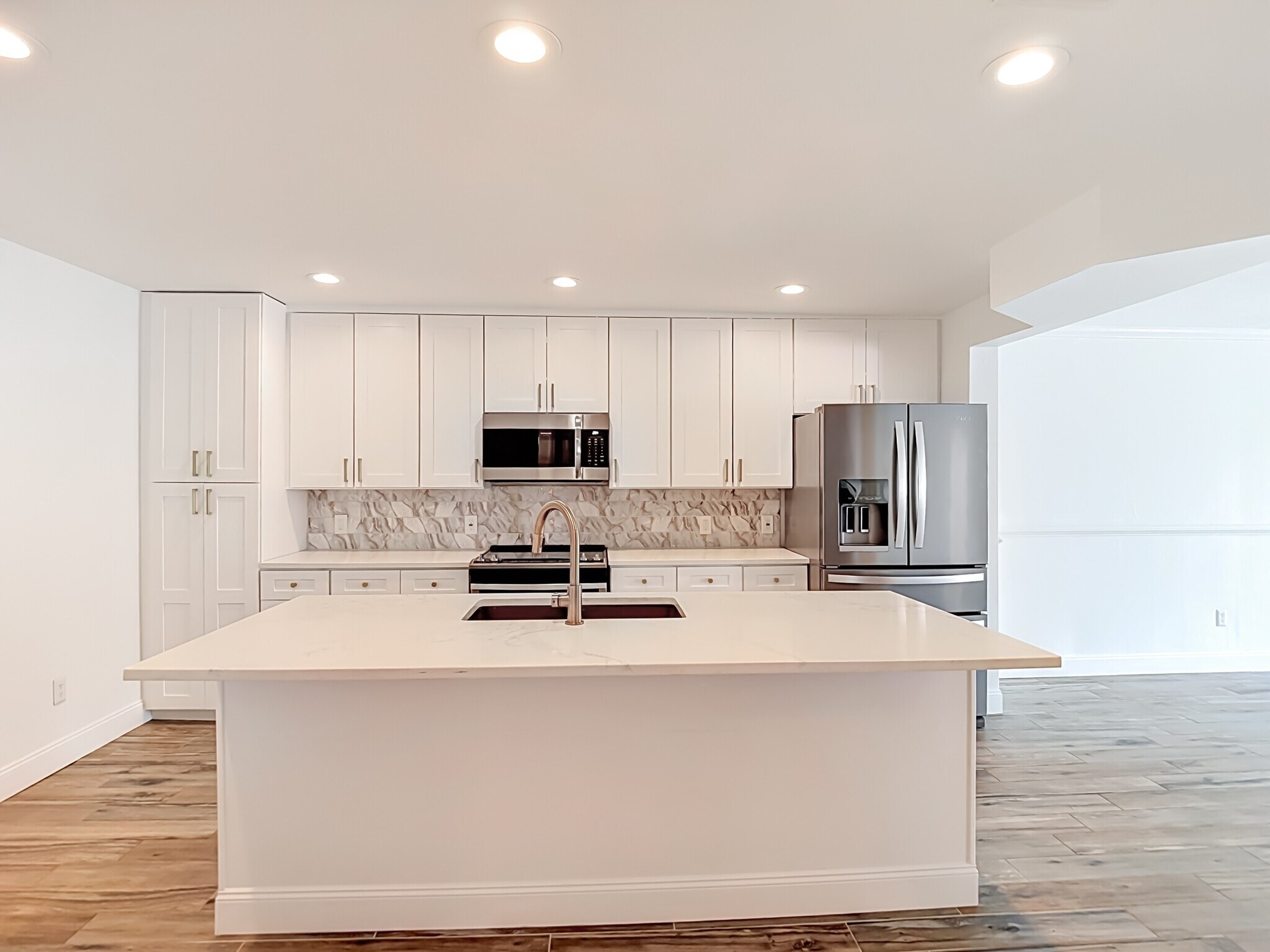 Building Photo - 8733 Bay Pointe Dr