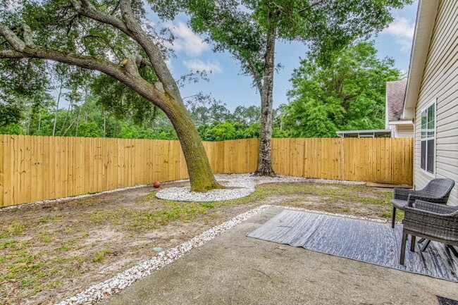 Building Photo - Welcome to this radiant and exquisite home, perfectly situated in a central location!