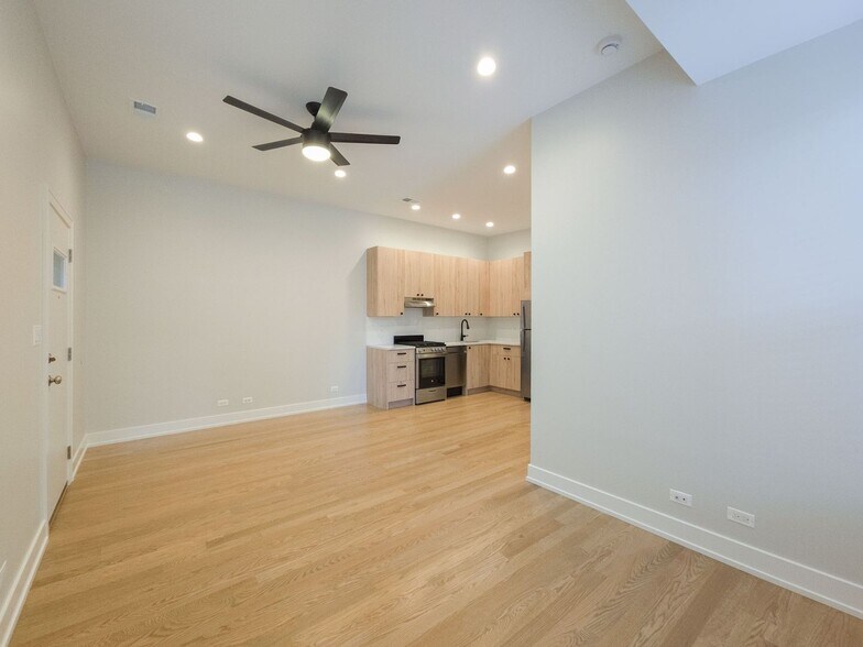 Building Photo - 2057 W Dickens Ave