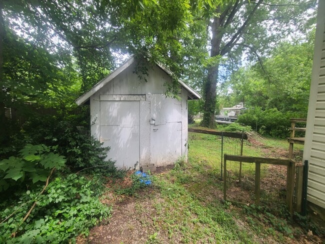 Building Photo - 615 N Almond St