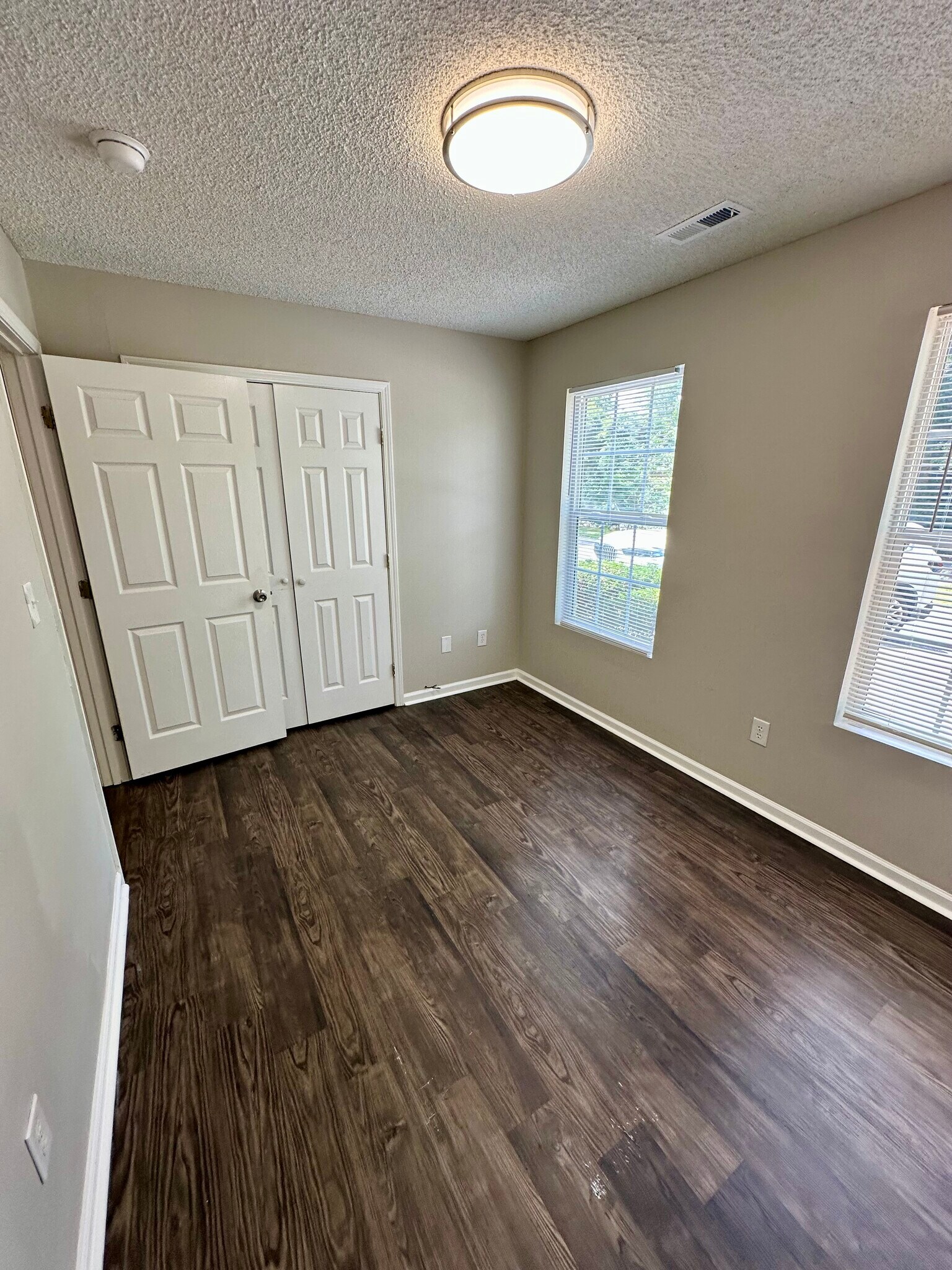 Building Photo - 208 Sunnyside Dr