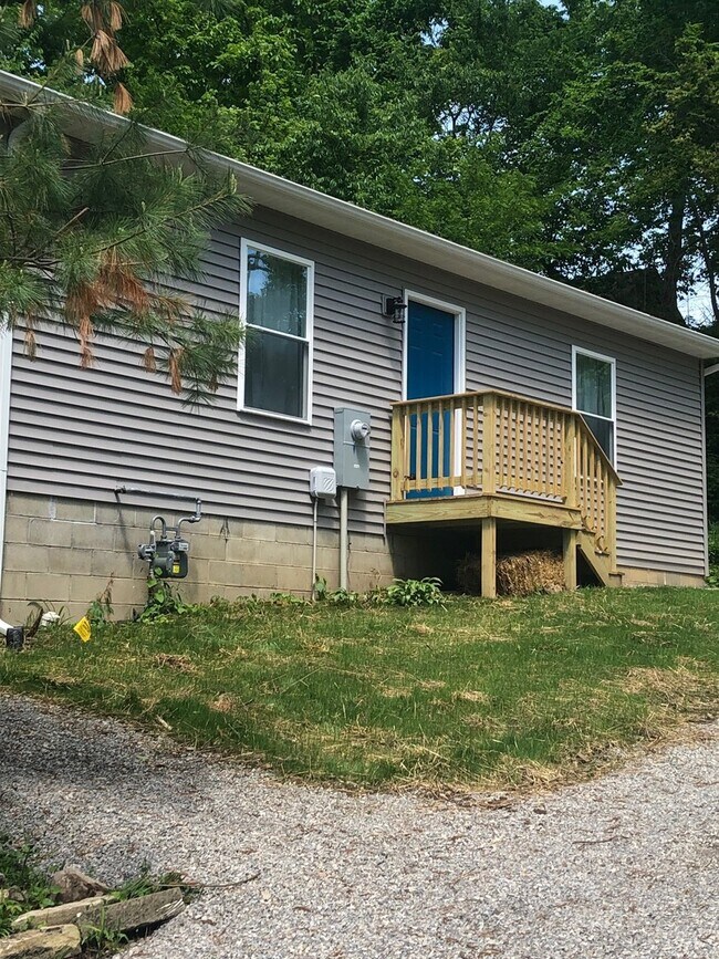 Building Photo - 2 bedroom, 1 bath House: Available August 2025!