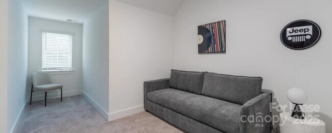 Building Photo - 2711 Rozzelles Ferry Rd