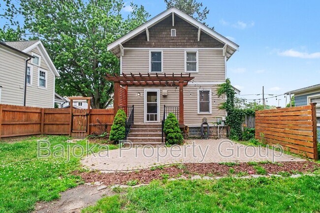 Building Photo - 127 Drace St
