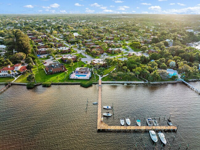 Building Photo - 825 Center St