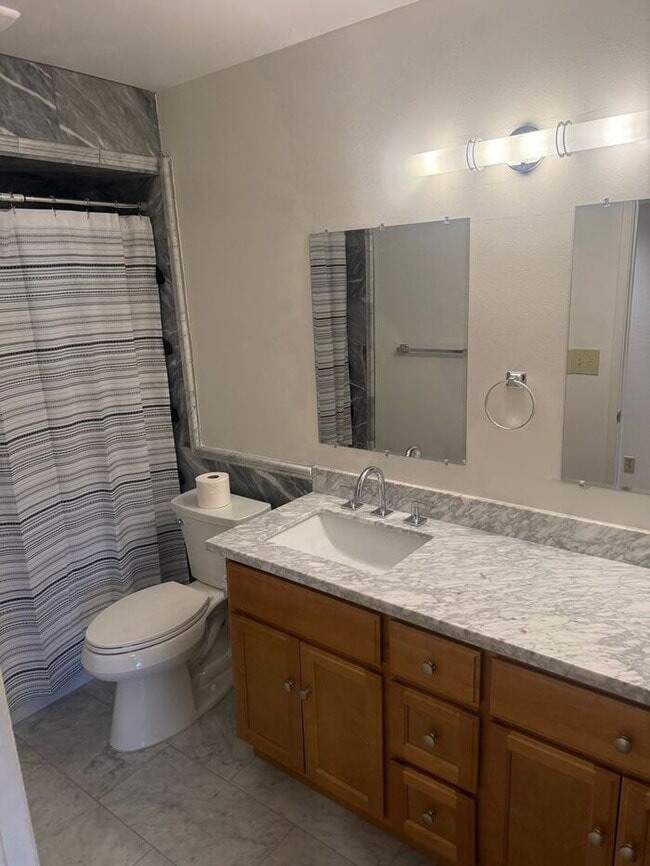 Building Photo - Charming 3 bedrooms 1.5 bath lower level