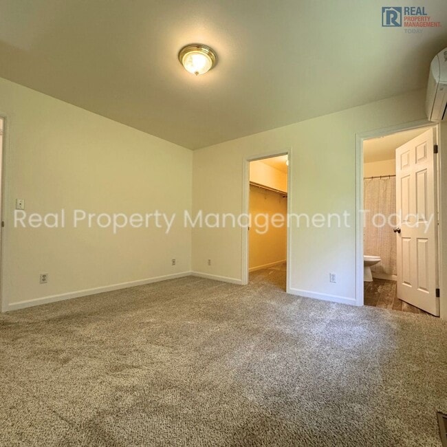 Building Photo - Cozy 2 Bedroom Townhouse + Garage Near Lak...
